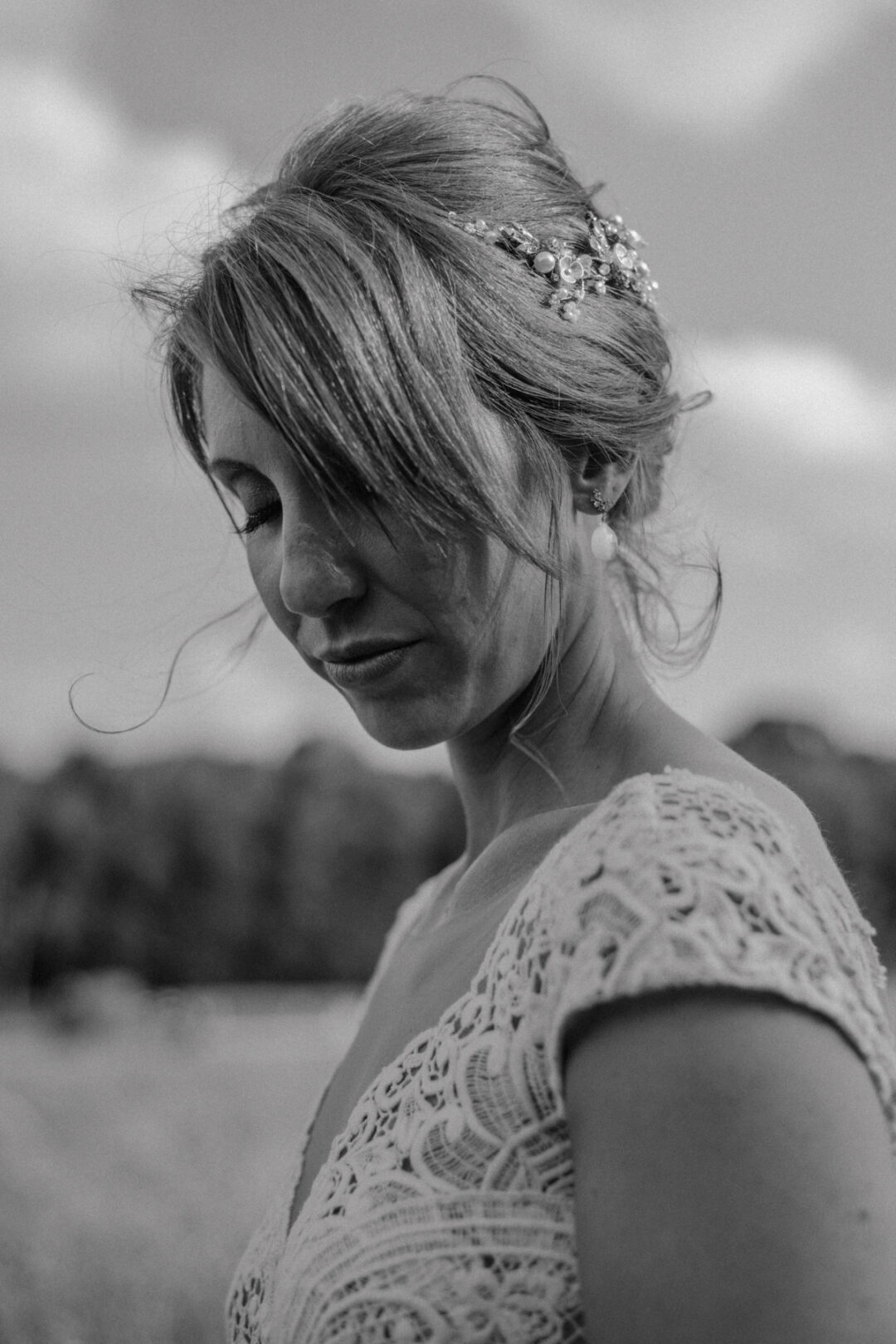 Schwarzweiß-Porträt der Braut mit Haaraccessoire