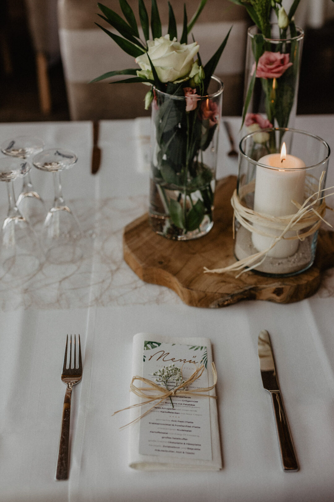 Platzgedeck mit Blumen im Strandrestaurant