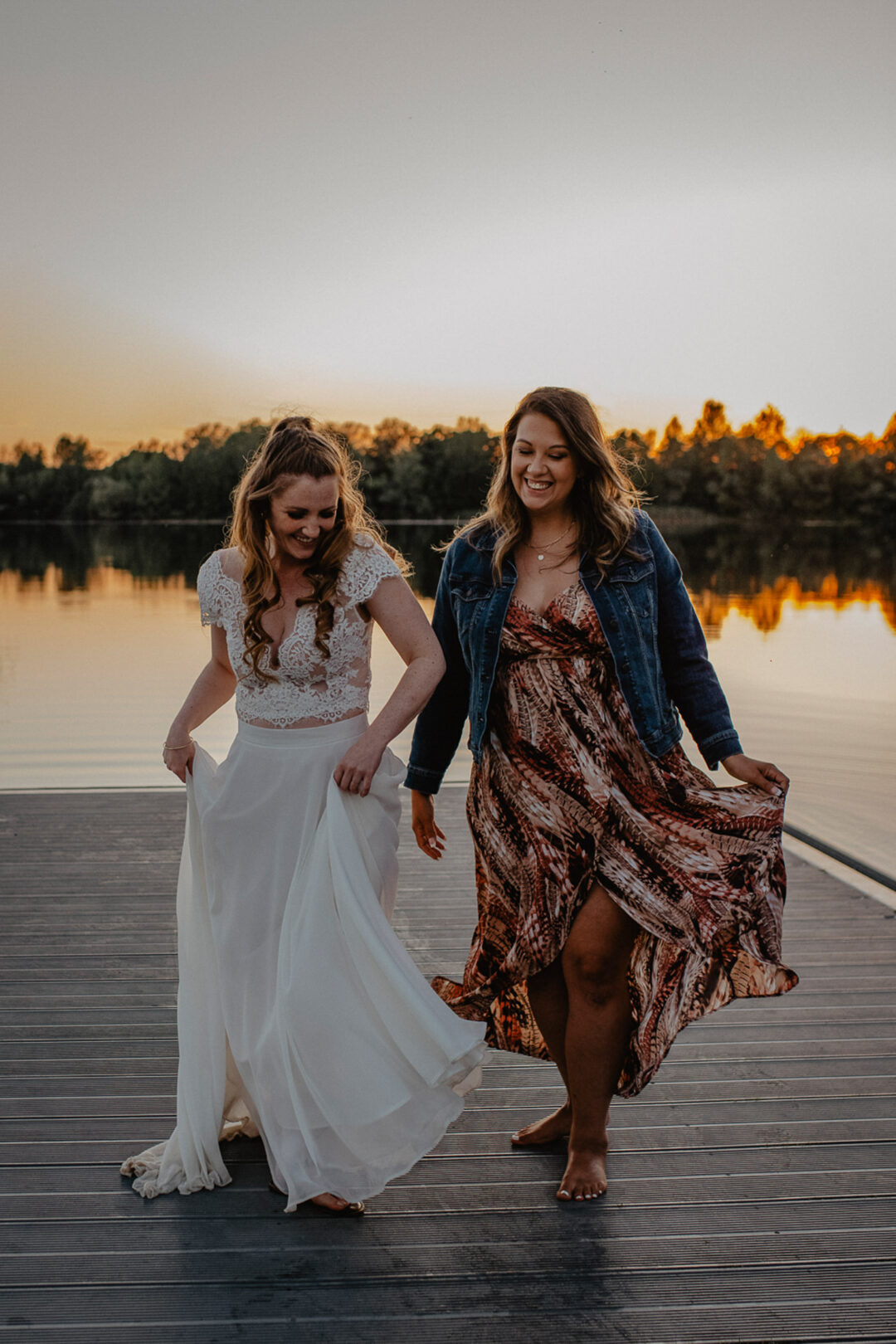 Braut tanzt mit Freundin am See