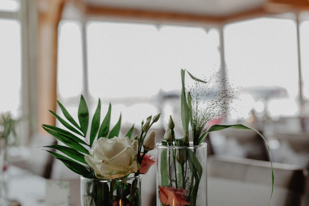 Blumenarrangement in der Hochzeitslocation
