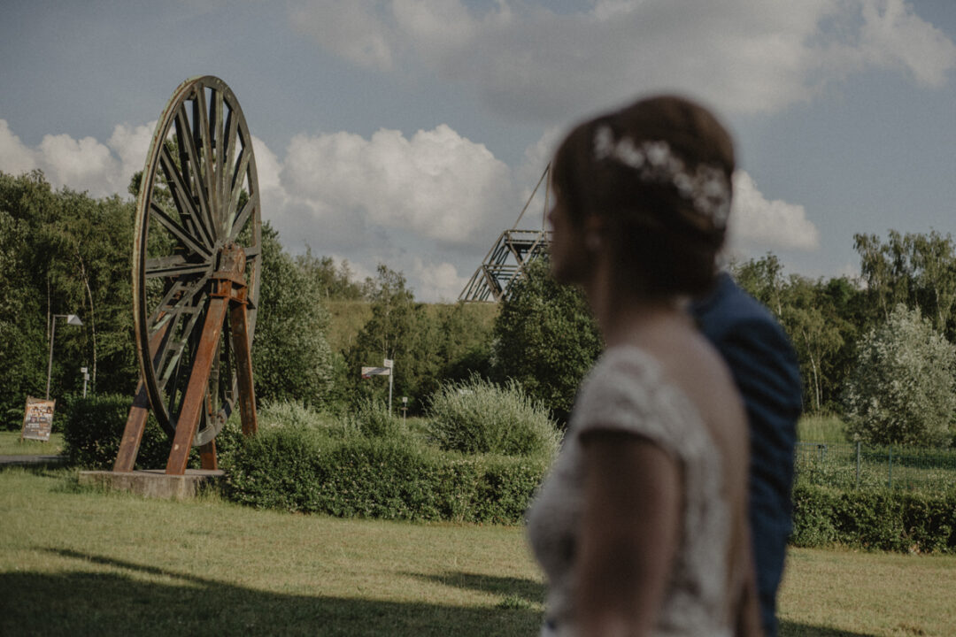 Hochzeitspaar vor Industriekulisse in Waltrop