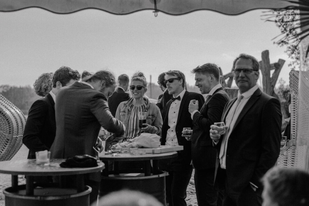 Gäste stoßen an bei der Feier in Hooksiel