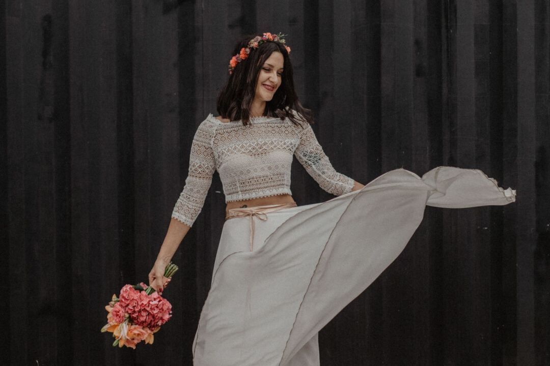 Braut tanzt mit lockerem Brautstrauß