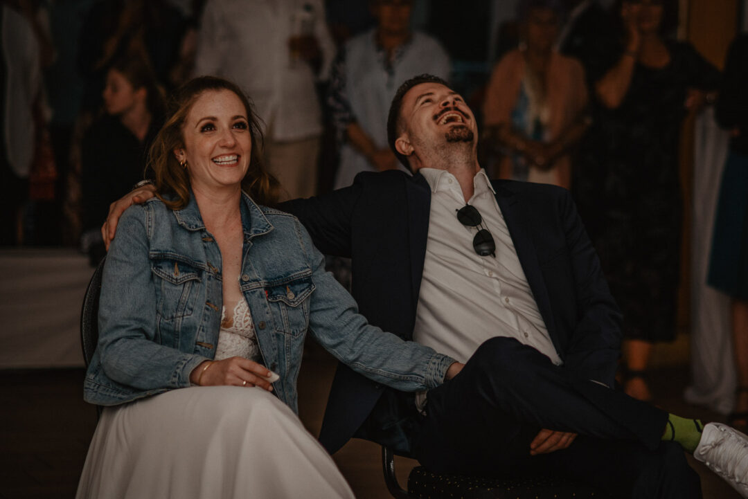 Braut und Bräutigam lachen gemeinsam