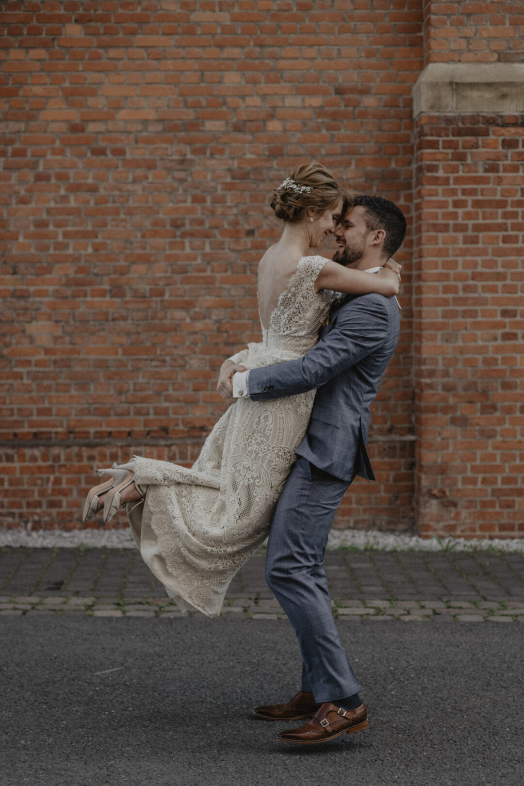 Bräutigam hebt lachende Braut bei Hochzeit in Waltrop