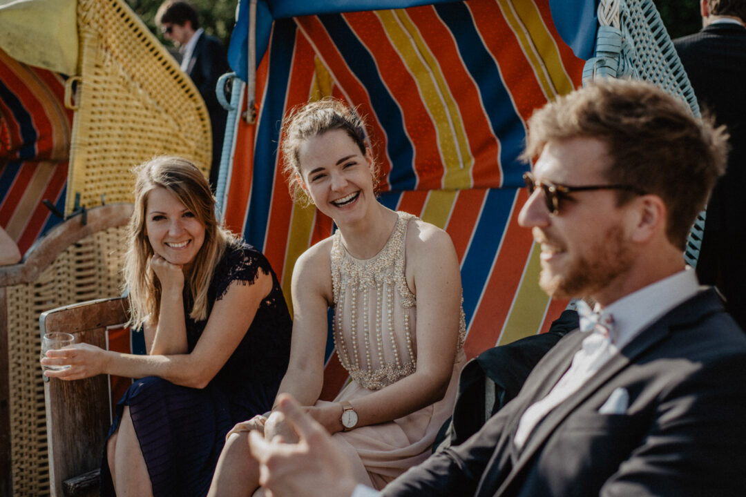 Gäste unterhalten sich auf der farbenfrohen Terrasse