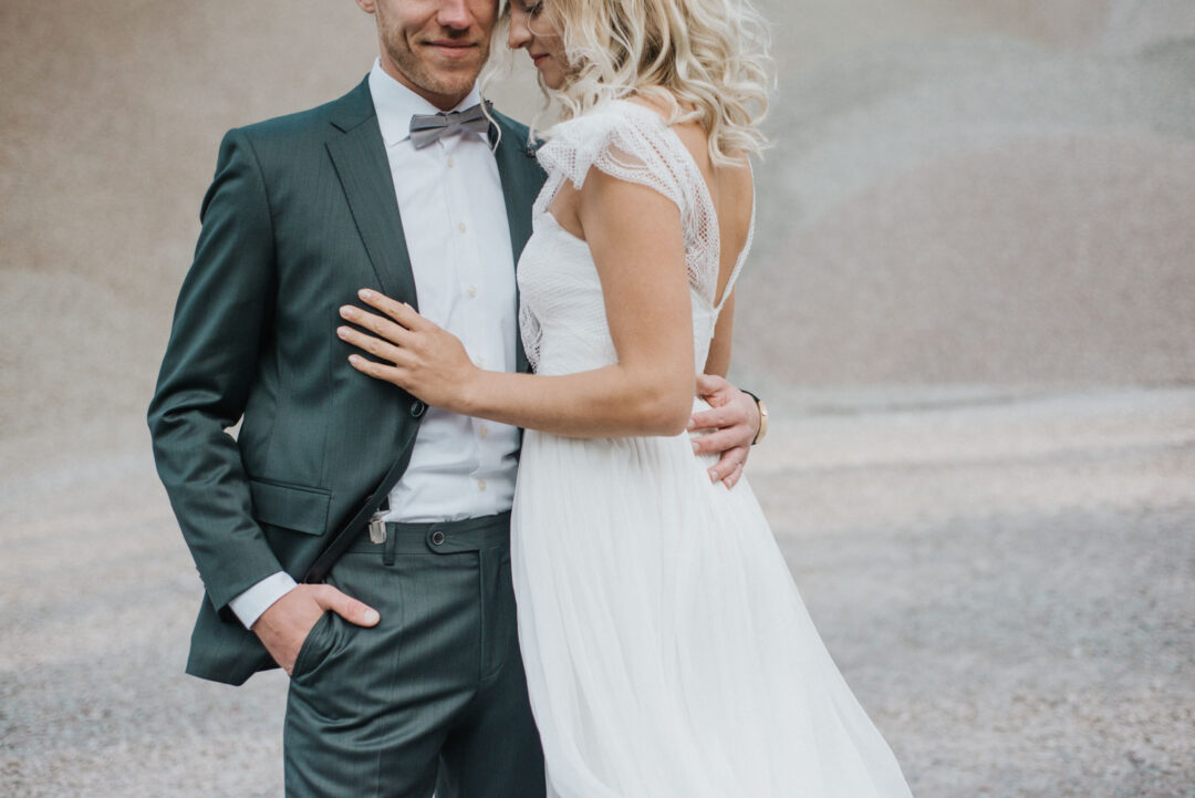 Braut lehnt sich an den Bräutigam, nur Oberkörper sichtbar