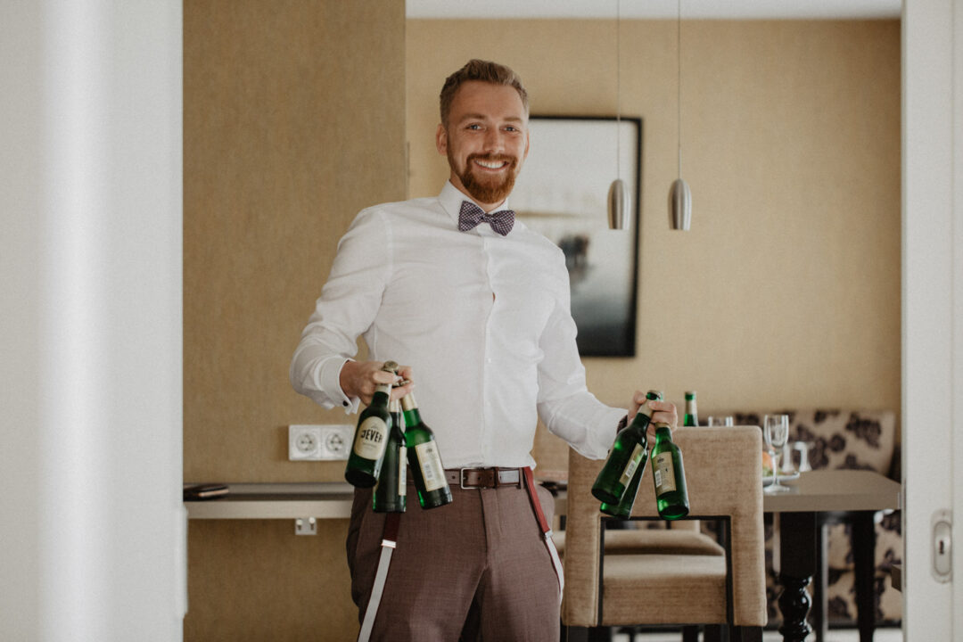 Bräutigam bringt Bier zum Anstoßen