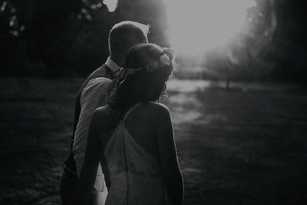 Brautpaar im Gegenlicht bei Sonnenuntergang