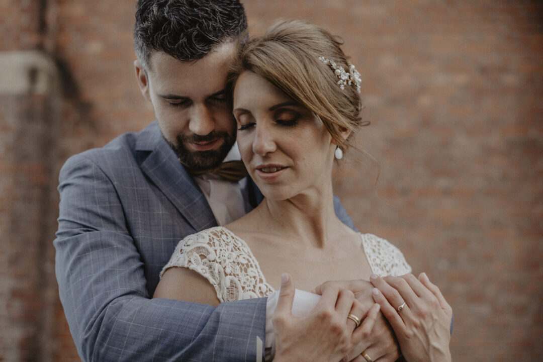 Inniger Moment zwischen Braut und Bräutigam bei der Hochzeit in Waltrop