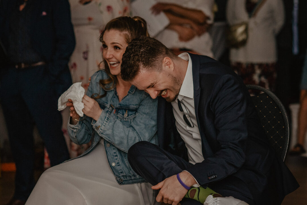 Brautpaar lacht und weint gleichzeitig