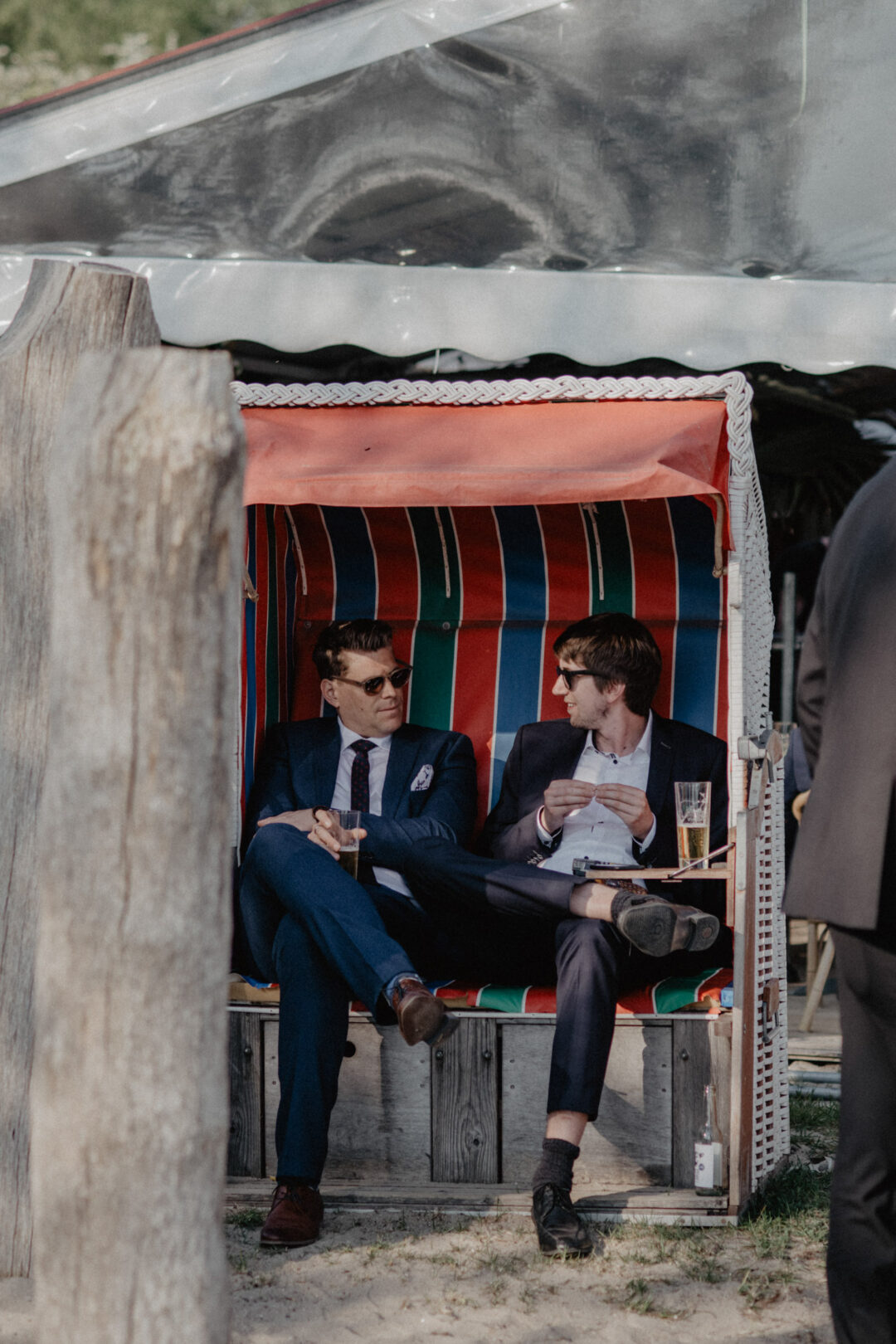 Zwei Gäste sitzen entspannt im Strandkorb