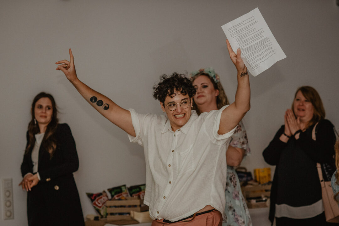 Freundin hält Rede mit Freude