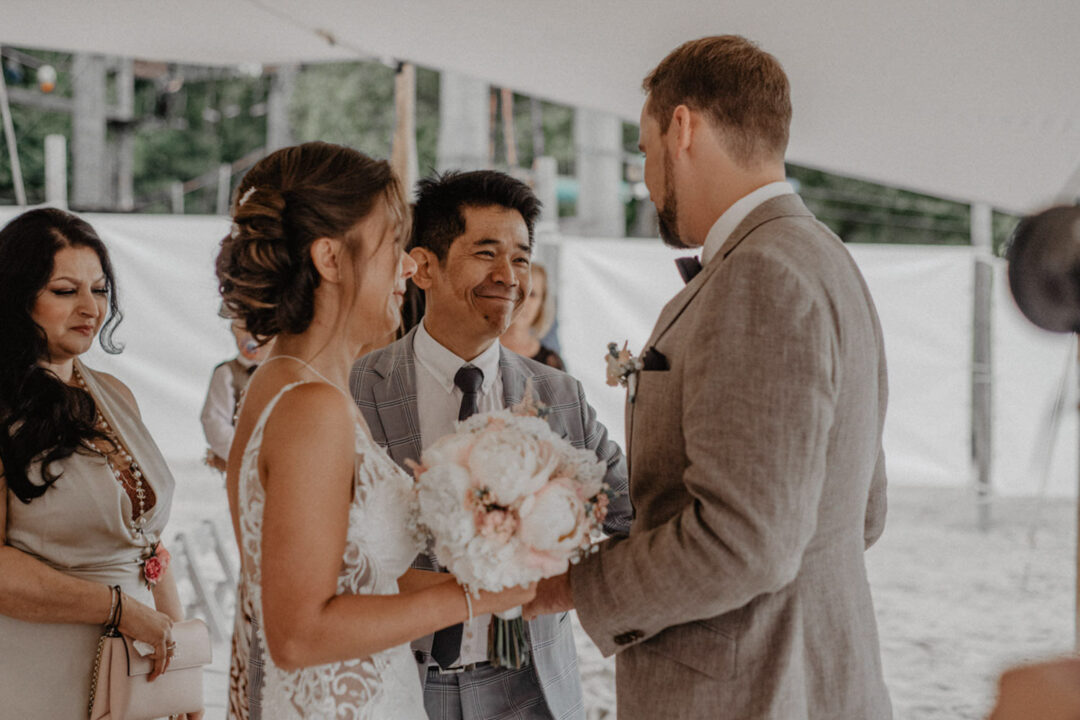 Brautvater übergibt die Braut an den Bräutigam