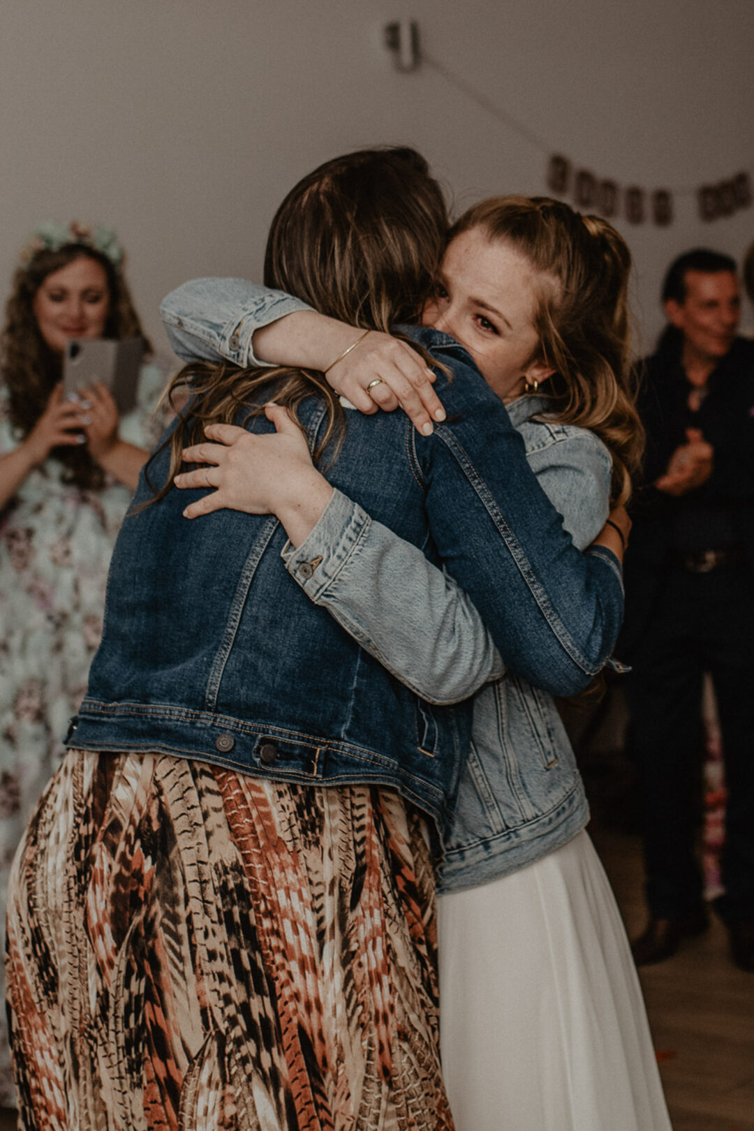 Braut umarmt ihre Freundin