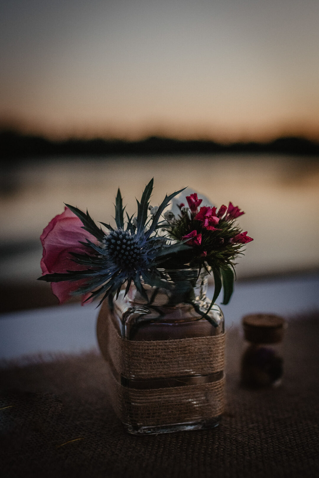 Tischdeko bei Sonnenuntergang am See