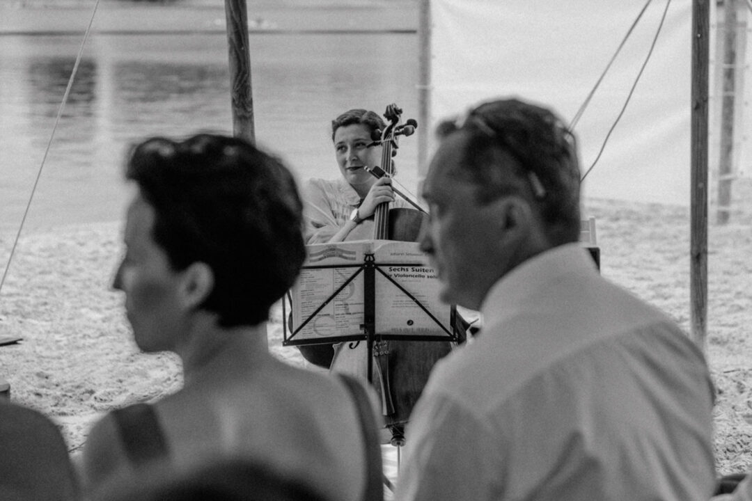 Cellistin bei der Trauung im Zelt mit Blick auf den See