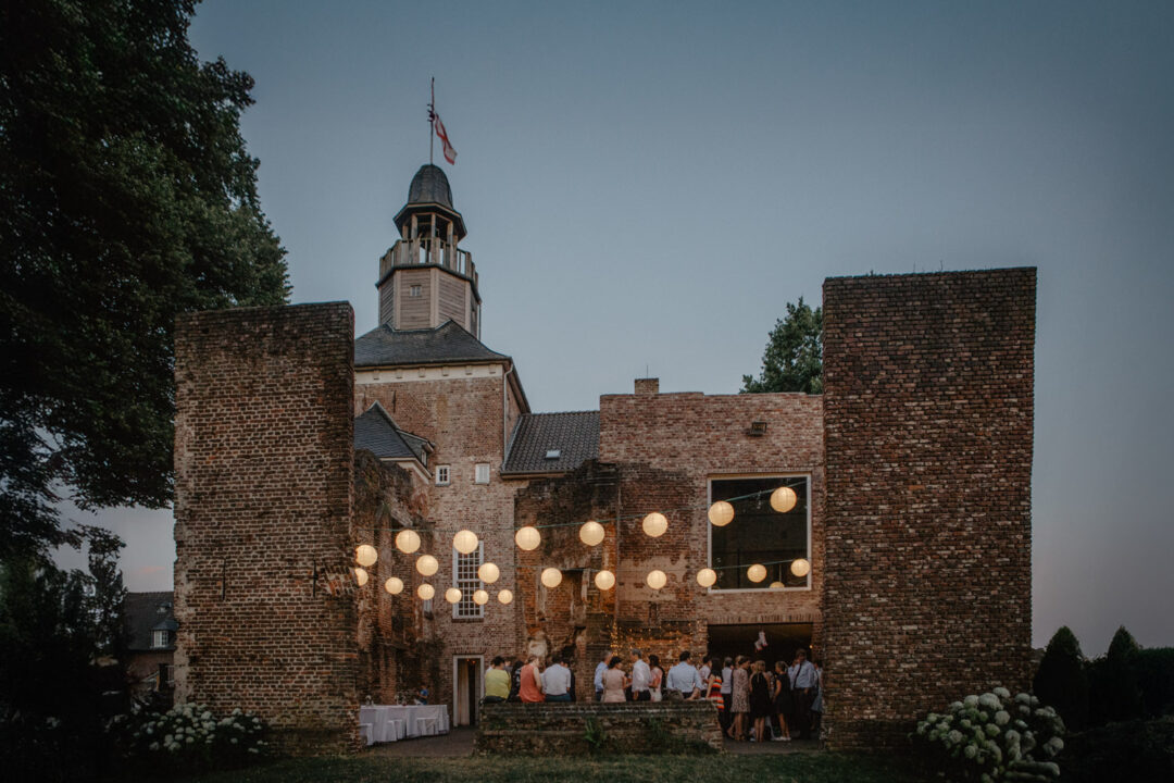 Schloss Hertefeld mit Lichterketten am Abend