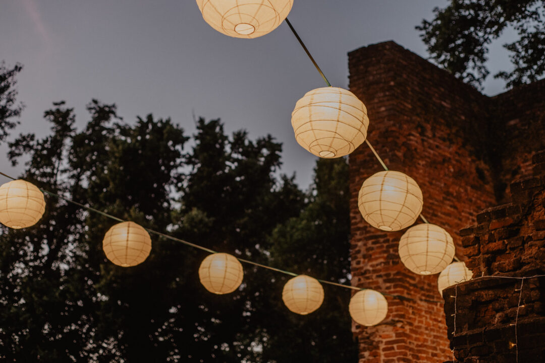 Leuchtende Lampions am Abendhimmel