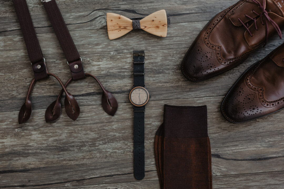 Bräutigam-Accessoires auf Holz