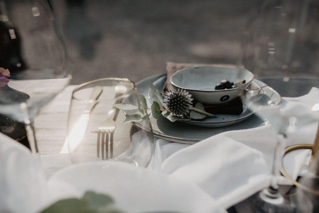 Detailaufnahme der Tischdeko mit Geschirr und Texturen