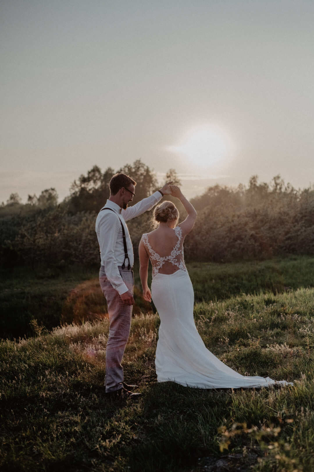 Paar im Sonnenuntergang neben der Location