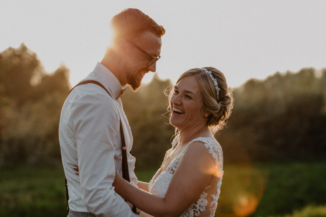 Braut und Bräutigam genießen einen ruhigen Moment