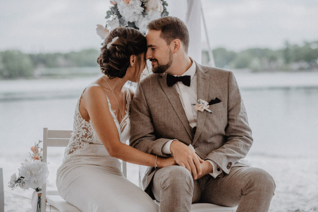 Braut und Bräutigam berühren sich liebevoll Stirn an Stirn