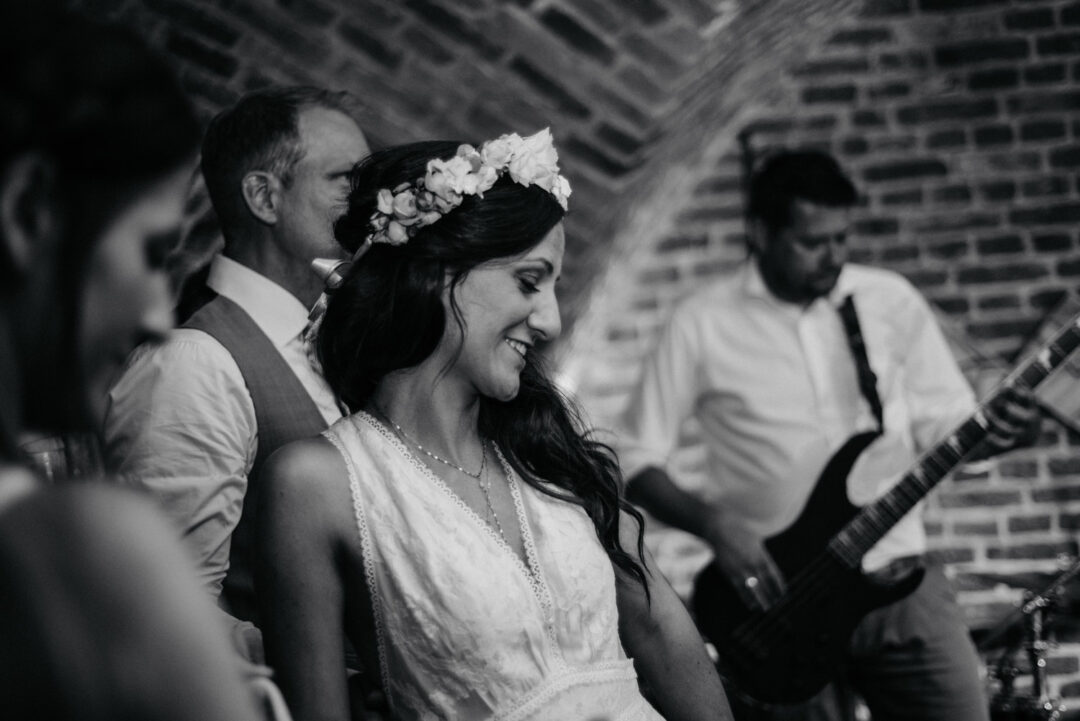 Lächelnde Braut vor Live-Musik bei Hochzeit