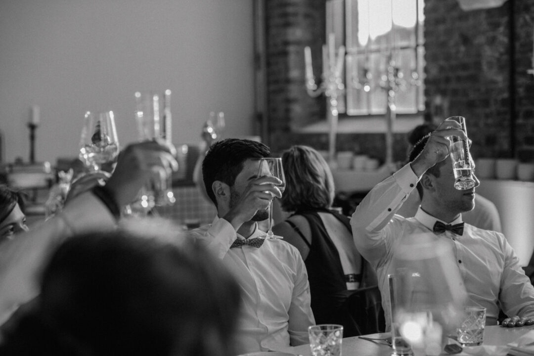 Gäste heben Gläser beim Hochzeitstoast