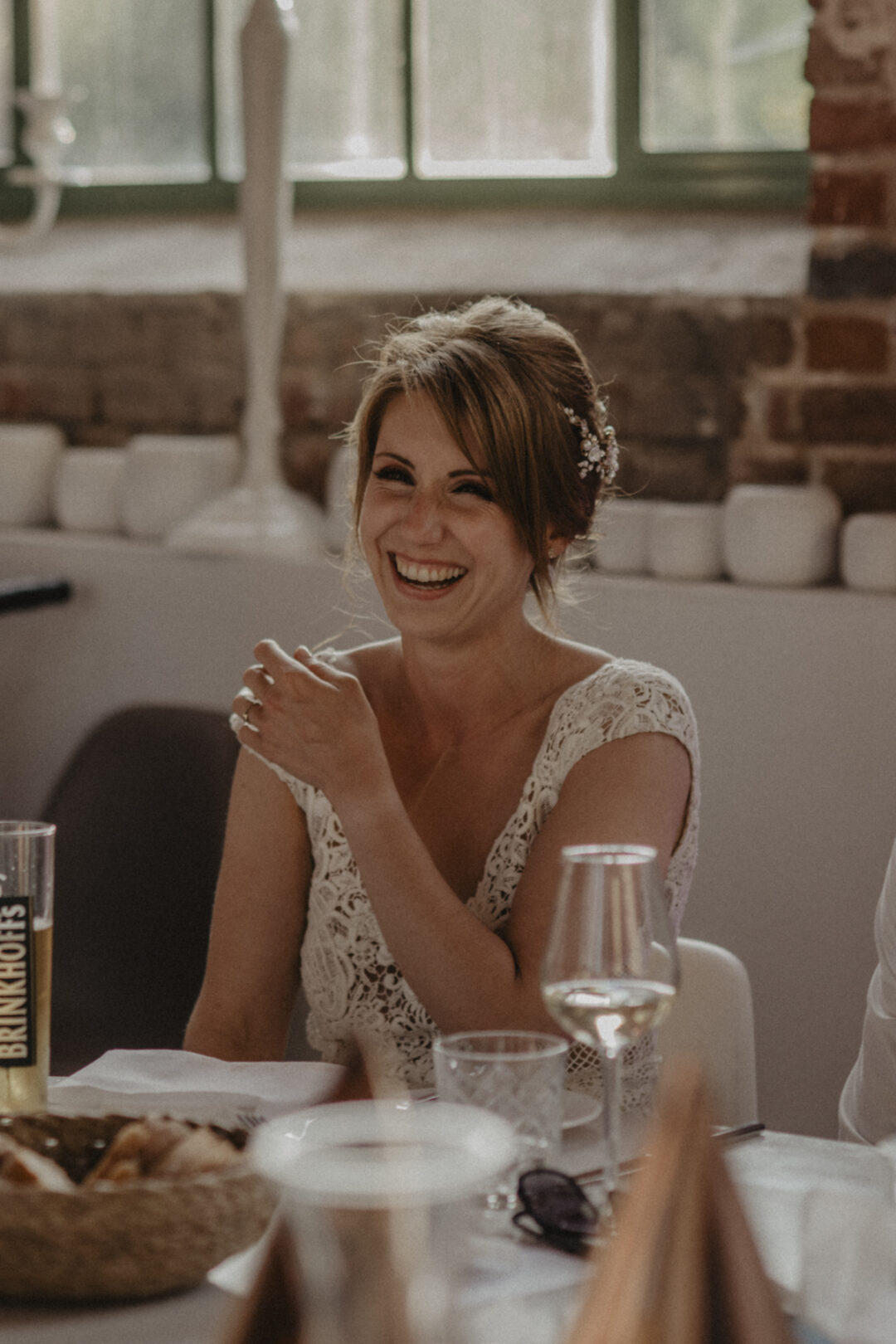 Braut lacht herzlich bei der Hochzeitsfeier