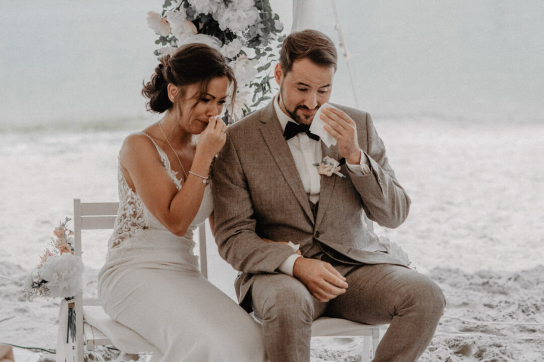 Braut und Bräutigam trocknen gleichzeitig ihre Tränen