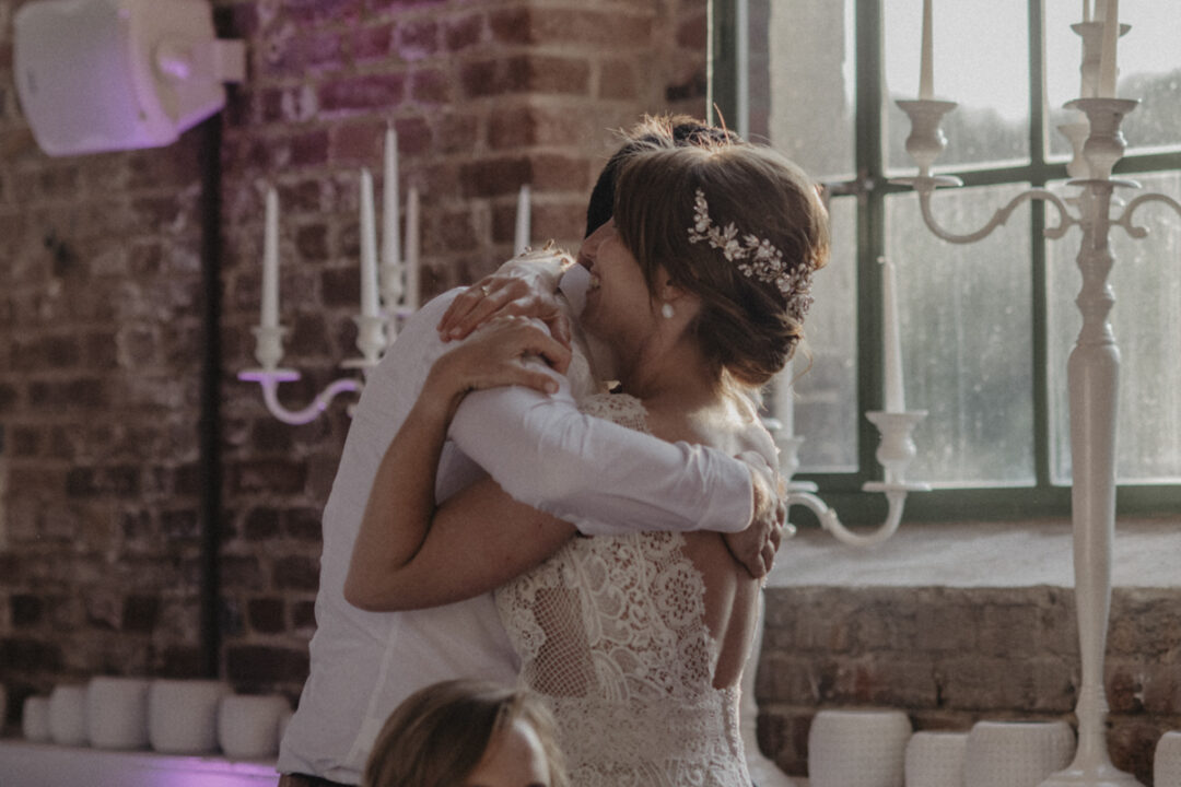 Braut umarmt engen Freund emotional