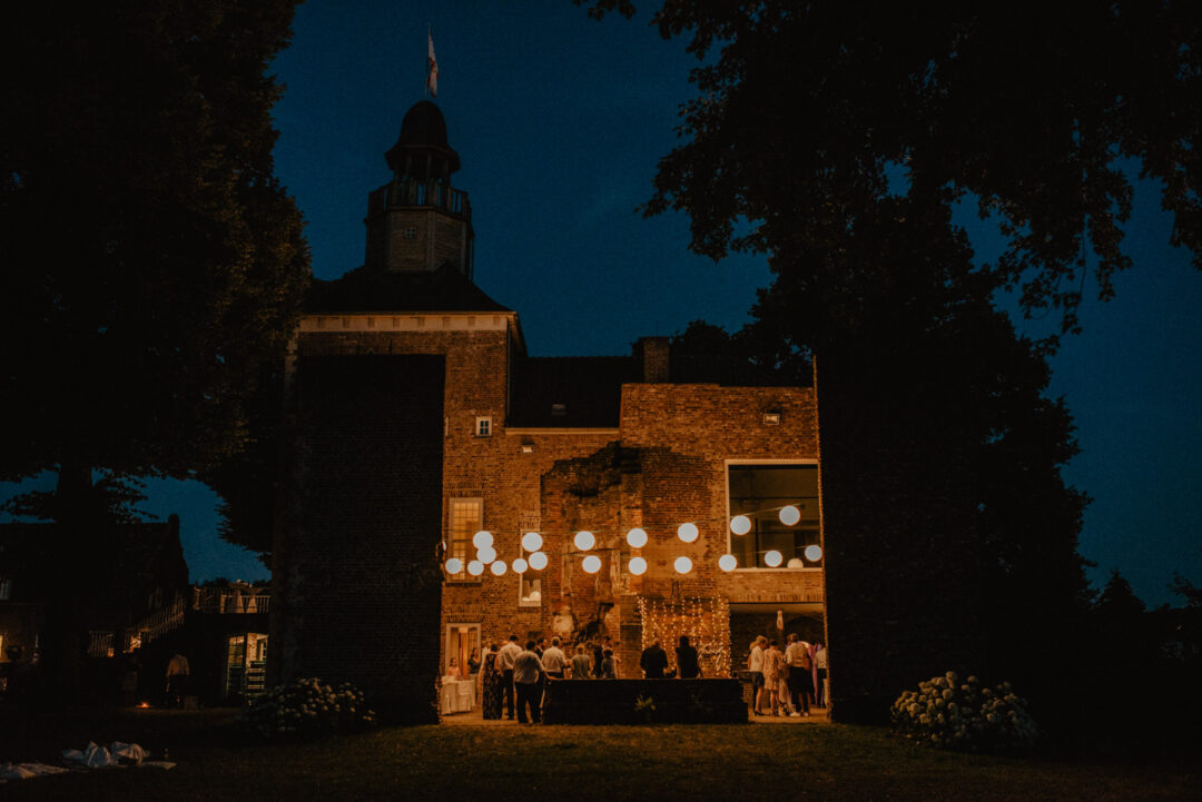 Schloss Hertefeld bei Nacht mit Lichterketten