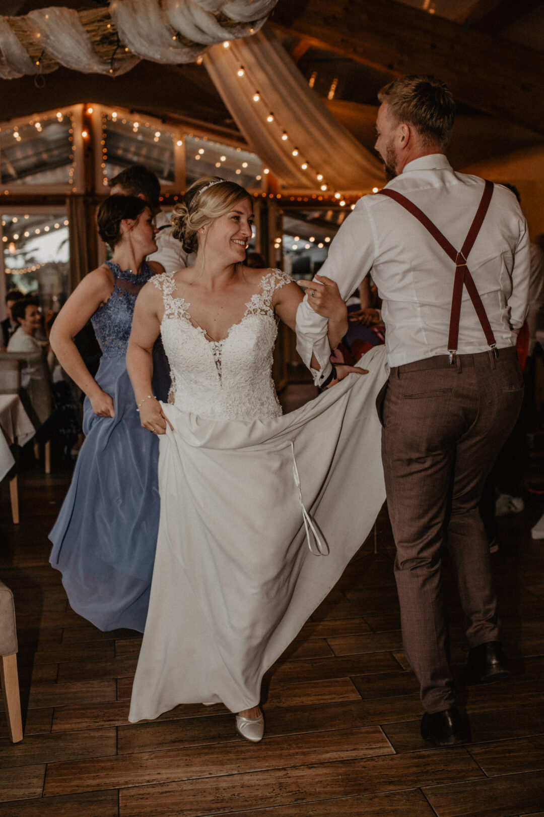 Braut und Bräutigam tanzen lachend