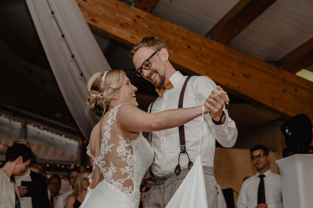 Bräutigam führt seine Braut beim Hochzeitstanz