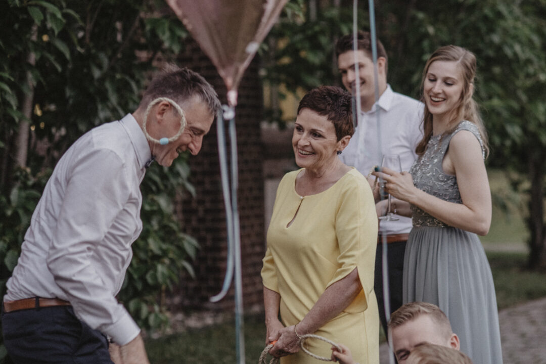 Hochzeitsgesellschaft unterhält sich und lacht