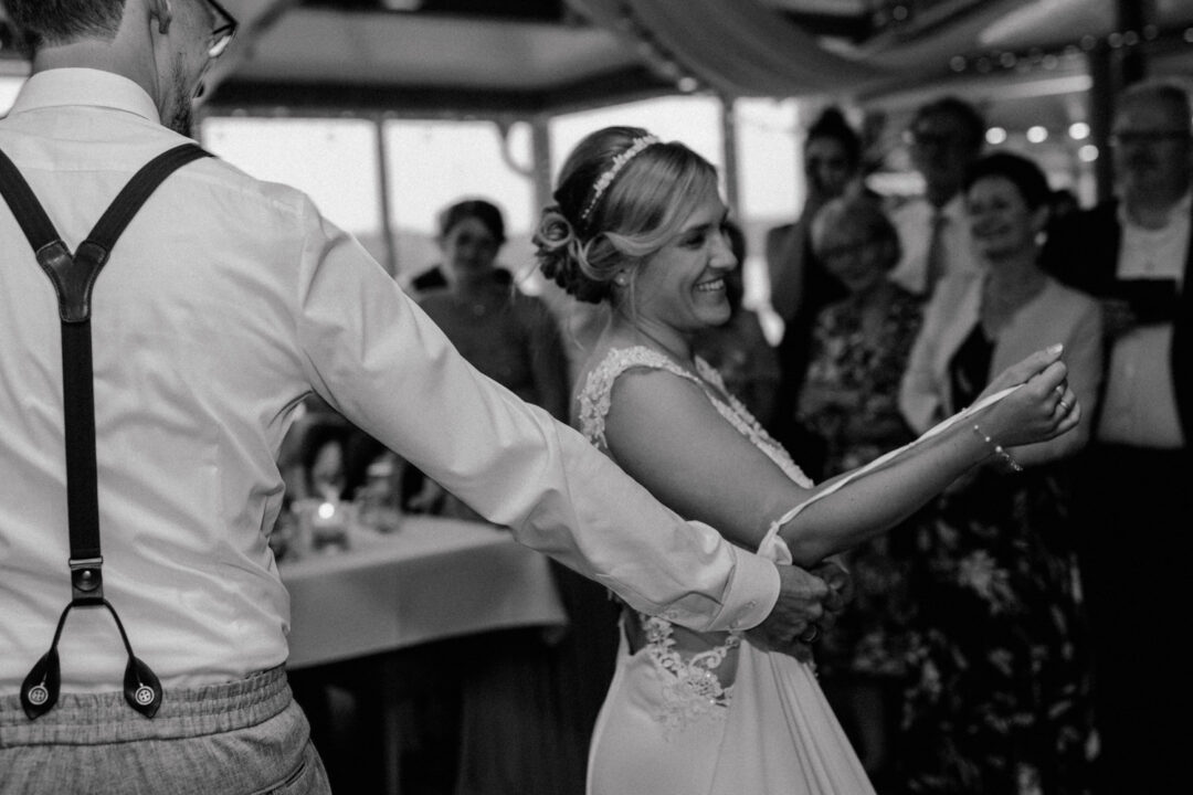 Tanzender Bräutigam dreht seine Braut – s/w