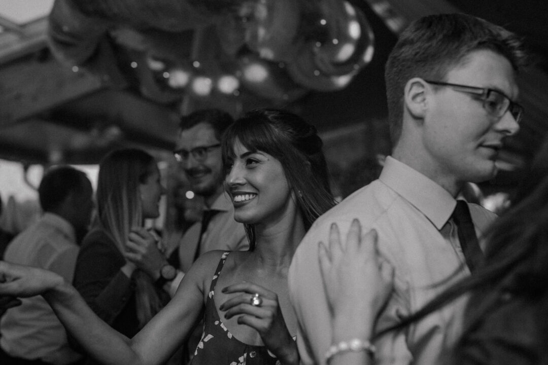 Gäste lachen und feiern auf der Tanzfläche