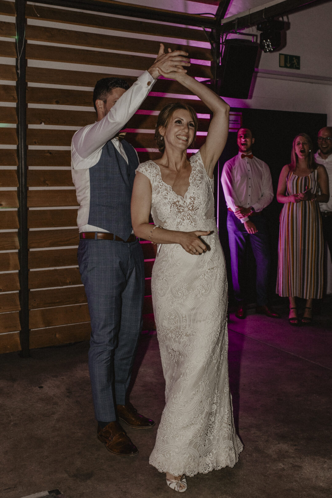 Glückliches Brautpaar tanzt während der Hochzeitsparty