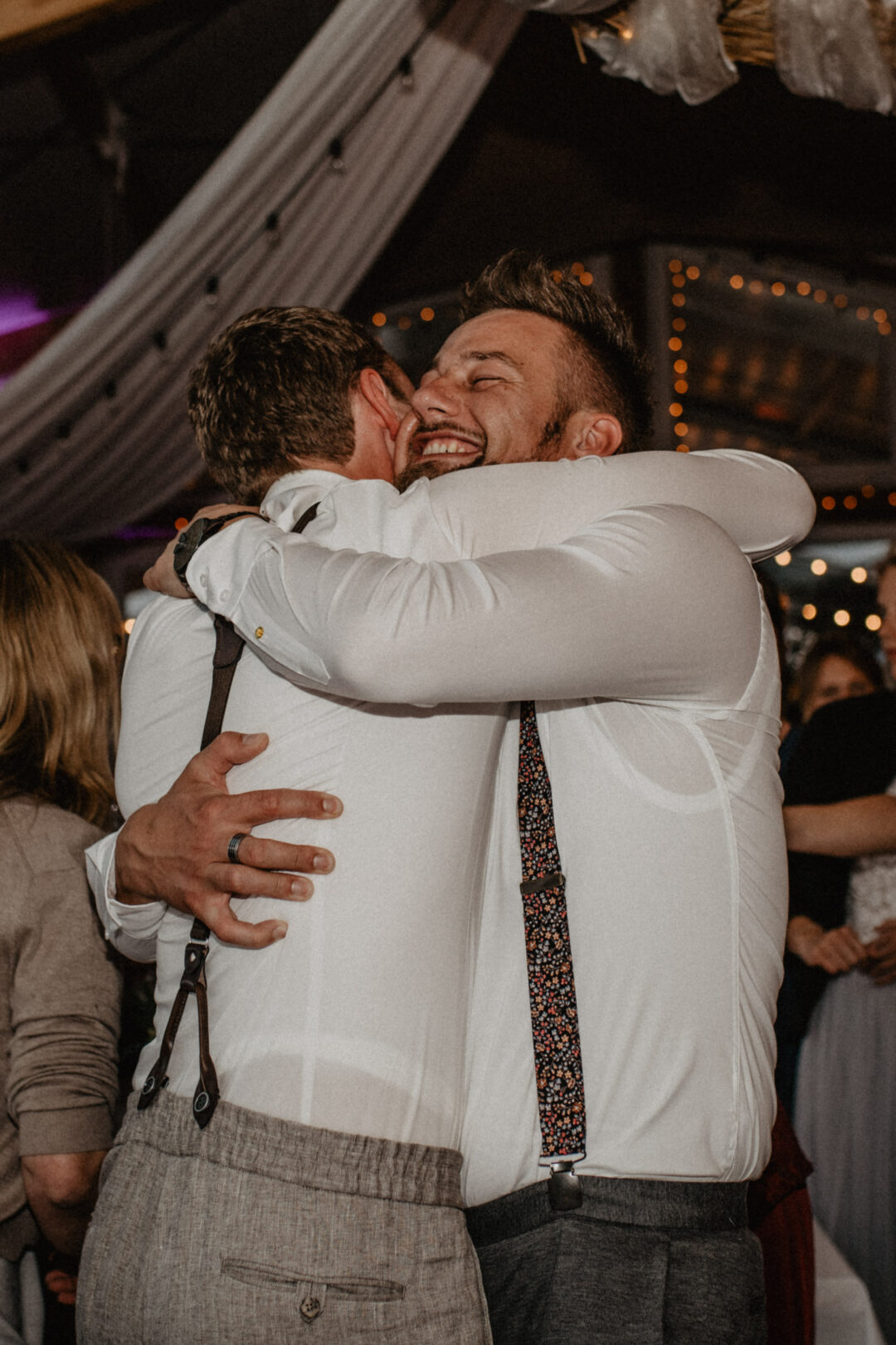 Zwei Gäste umarmen sich voller Emotion
