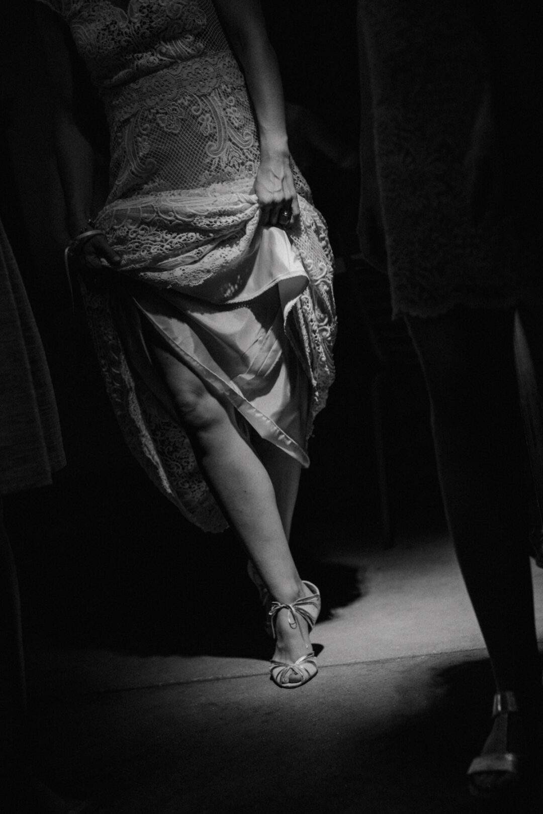 Detailaufnahme vom Brautkleid beim Hochzeitstanz