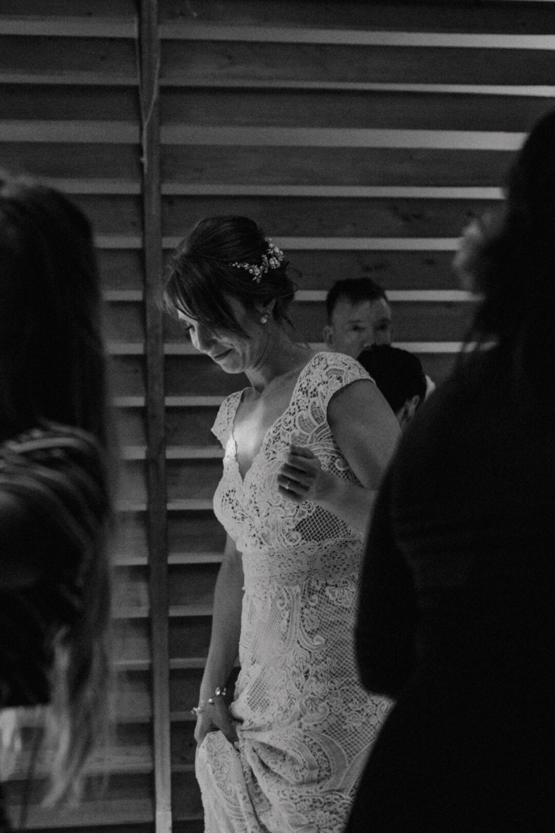 Braut tanzt glücklich bei der Hochzeitsfeier