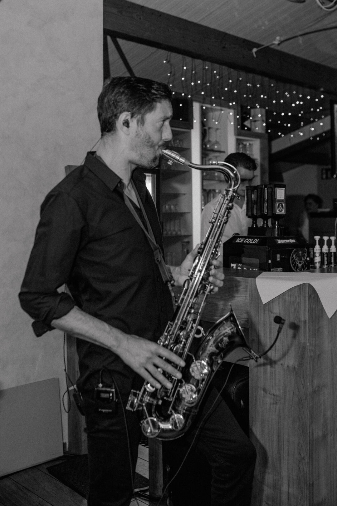 Saxophonspieler bringt Livemusik zur Feier