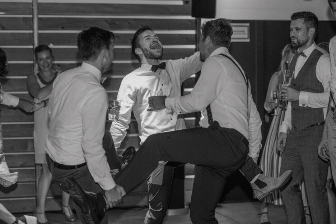 Hochzeitsgäste tanzen ausgelassen und haben Spaß