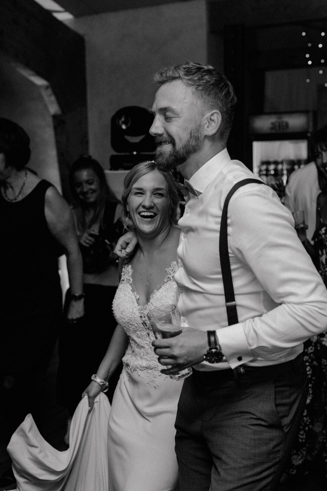 Brautpaar tanzt gemeinsam und lacht