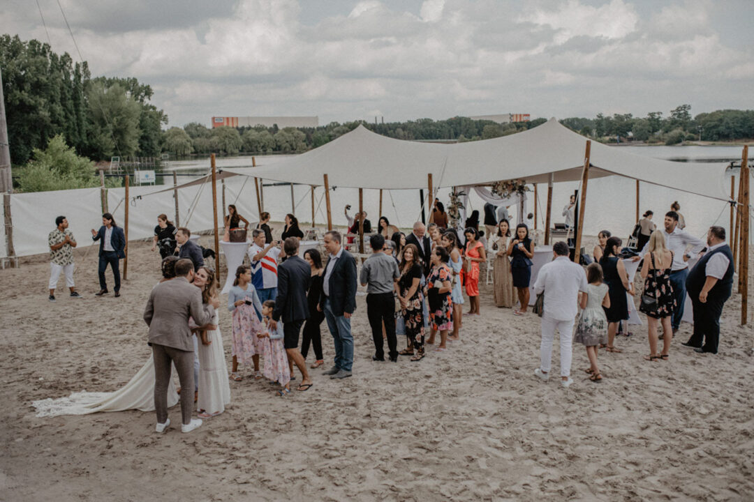 Braut und Bräutigam gehen strahlend vom Altar