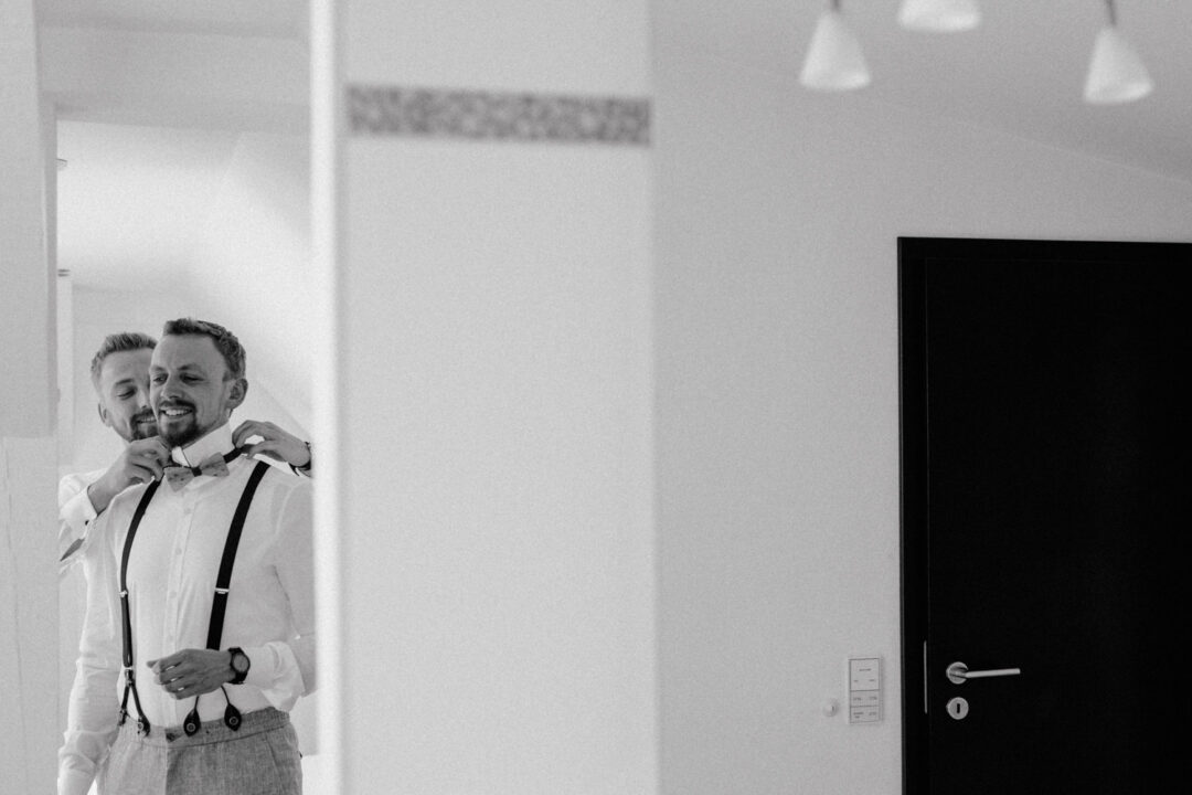 Fliege wird dem Bräutigam gebunden