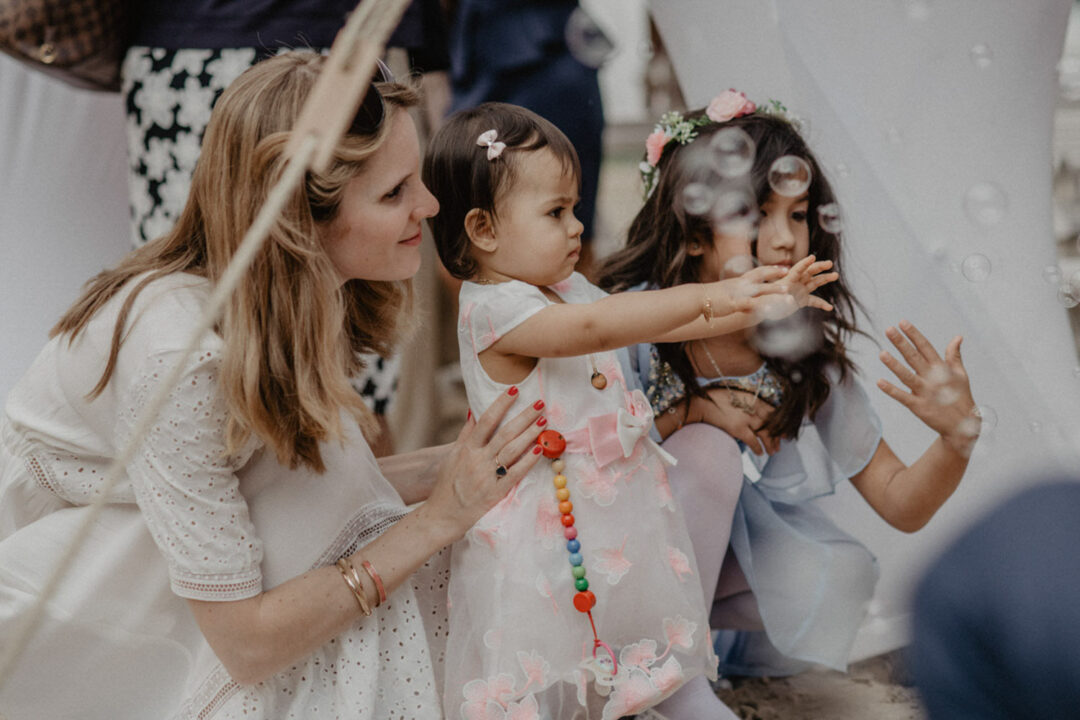 Kinder fangen Seifenblasen bei Strandhochzeit