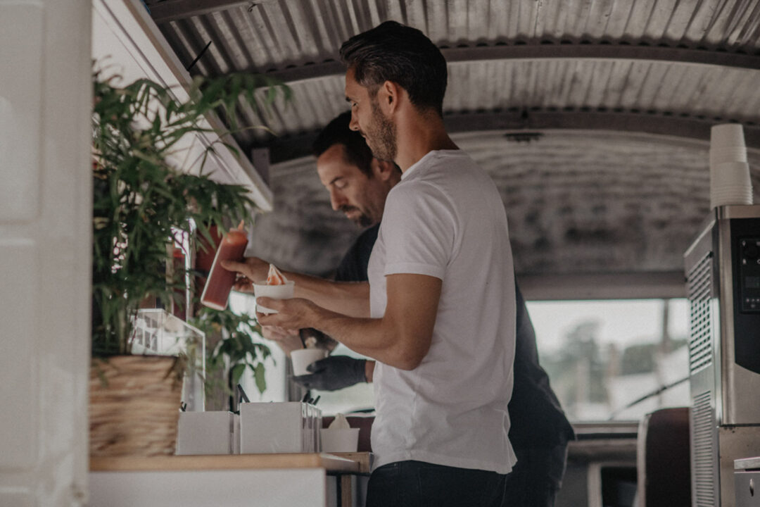 Männer bedienen sich am Eiswagen der Hochzeit